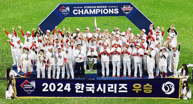 28일 광주 기아챔피언스필드에서 열린 2024 신한 SOL뱅크 KBO 포스트시즌 한국시리즈 5차전 삼성 라이온즈와 KIA 타이거즈의 경기. KIA가 삼성에 승리하며 통합우승을 달성한 뒤 KIA 선수들이 자축하고 있다. [사진출처 = 연합뉴스]