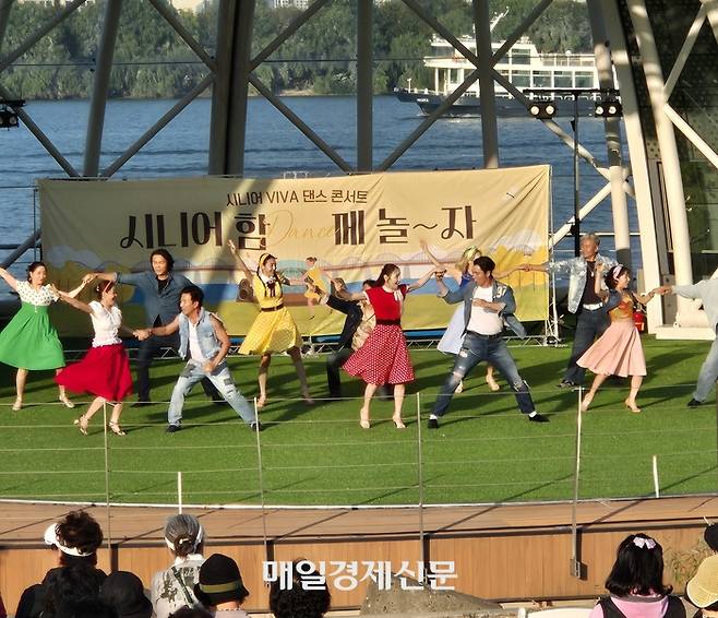 30일 여의도 한강공원에서 열린 시니어 댄스 축제에서 ‘아띠스따’가 뮤지컬 공연을 선보이고 있다. <차창희 기자>