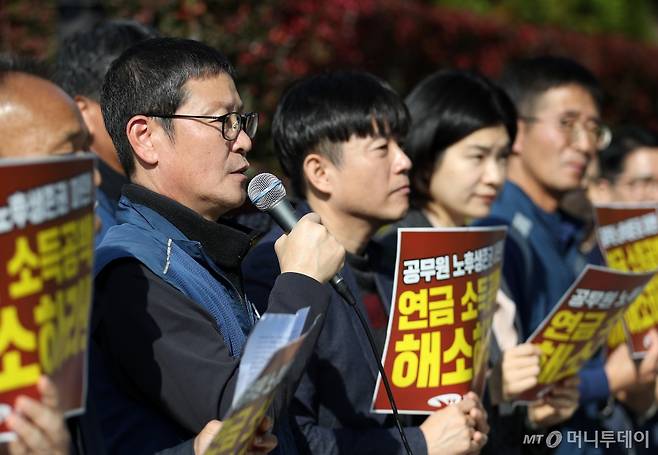 (서울=뉴스1) 오대일 기자 = 이해준 전국공무원노조 위원장이 30일 오전 서울 종로구 헌법재판소 앞에서 열린 '공무원 노후생존권 파탄! 연금소득공백 해소를 위한 권리구제 헌법소원 청구' 기자회견에서 공무원 연금소득공백 해소를 촉구하는 발언을 하고 있다. 2024.10.30/뉴스1  Copyright (C) 뉴스1. All rights reserved. 무단 전재 및 재배포,  AI학습 이용 금지. /사진=(서울=뉴스1) 오대일 기자