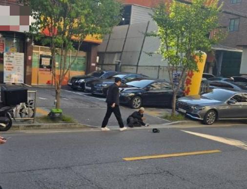 31일 오전 서울 송파구에서 한국인 유튜버에게 폭행 당한 미국인 유튜버 조니 소말리가 바닥에 주저 앉아 있다. /사진=온라인 커뮤니티