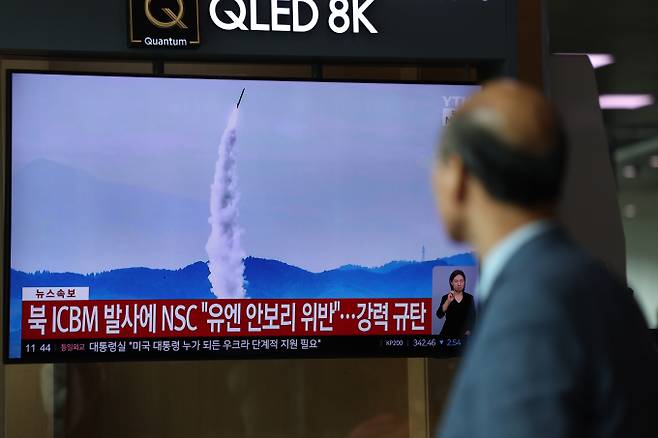 정부가 북한의 대륙간탄도미사일(ICBM) 발사 대응을 위해 미사일 개발에 필요한 부품 수출을 금지한다. 사진은 31일 서울 용산구 서울역 대합실에서 시민들이 북한 미사일 발사 뉴스를 시청하는 모습. /사진=뉴시스