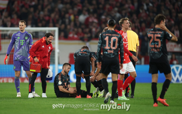 바이에른 뮌헨은 31일(한국시간) 독일 마인츠 메바아레나에서 열린 2024-25시즌 DFB포칼 32강전에서 마인츠에 4-0 승리를 거뒀다. 바이에른 뮌헨의 무시알라는 해트트릭을 기록하며 맹활약을 펼쳤다./게티이미지코리아