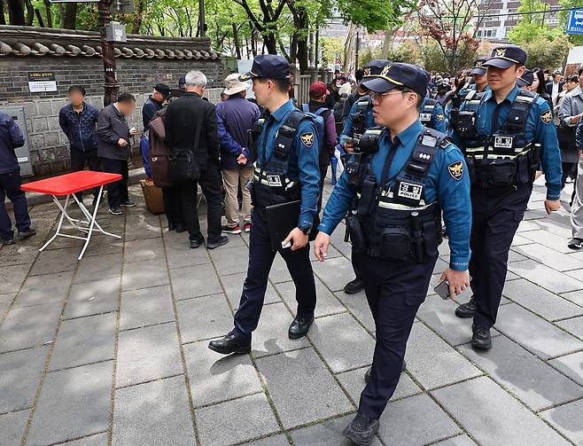 서울 시내에서 순찰을 하고 있는 기동순찰대원들 [연합]