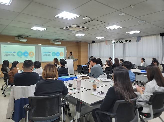 수원시, 공공기관 중간관리자 대상 빛나는 수원의 미래를 열다 주제로 강의.[수원시 제공]