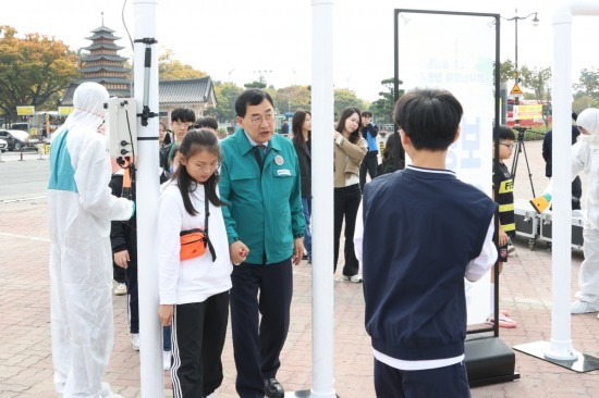 경주시가 31일 황성공원 실내체육관에서 방사능 누출 사고에 신속하고 효과적으로 대응하기 위해 ‘2024년도 월성 방사능방재 합동훈련’을 실시하고 있다.[경주시 제공]