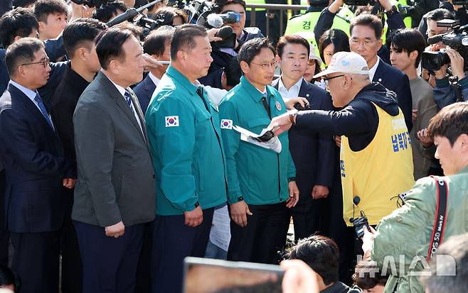 [파주=뉴시스] 이영환 기자 = 최성룡 납북자가족모임 대표가 31일 오전 경기 파주시 국립 6.25전쟁납북자기념관 앞에서 대북전단 살포 관련 기자회견을 앞두고 전단 살포 중단을 촉구하는 더불어민주당 윤후덕, 박정, 김주영, 이재강 의원 및 김경일 파주시장과 언쟁을 벌이고 있다. 2024.10.31. 20hwan@newsis.com