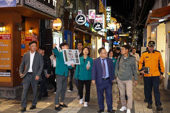 [대구=뉴시스] 대구시 중구는 시민들이 안전하게 핼러윈 데이 기간을 보낼 수 있도록 클럽골목 등에 인파 사고 예방을 위한 관계기관 합동 비상근무를 하고 있다. (사진=대구시 중구 제공) 2024.10.31. photo@newsis.com  *재판매 및 DB 금지