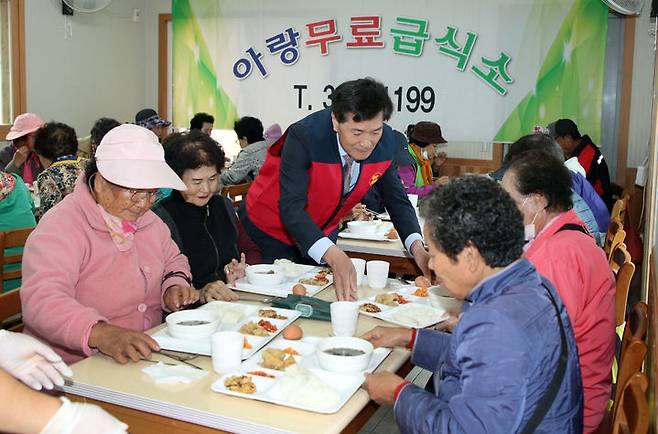 [밀양=뉴시스] 안지율 기자 = 안병구 경남 밀양시장이 31일 밀양시 가곡동 참조은무료급식소에서 무료 급식 봉사활동을 하고 있다. (사진=밀양시 제공) 2024.10.31. photo@newsis.com   *재판매 및 DB 금지