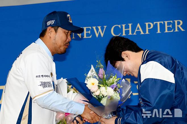 [창원=뉴시스] 차용현 기자 = 31일 오후 경남 창원시 마산종합운동장 올림픽기념관공연장에서 NC 다이노스 제 4대 이호준  감독이 취임식을 갖고 새 사령탑에 올랐다. 사진은 이날 취임한 이호준 감독이 꽃다발을 받고 있다. 2024.10.31con@newsis.com