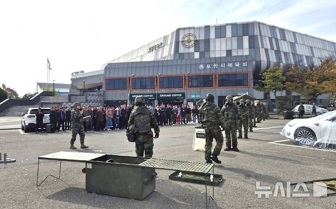 [포항=뉴시스] 송종욱 기자 = 31일 경북 포항체육관 앞에서 포항·경주시, 경북도가 원전 방사능 사고 대비 시민 보호 훈련으로 '2024 방사능 방재 합동 훈련’을 했다. 사진은 구호소인 포항체육관 앞에서 원전 방사선 누출 사고 대응 훈련 모습. (사진=포항시 제공) 2024.10.31. photo@newsis.com