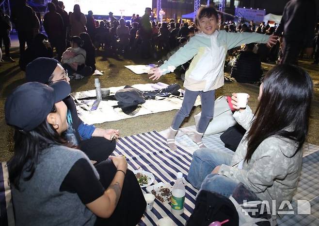 [청주=뉴시스] 서주영 기자 = 31일 충북 청주시 청원구 내덕동 문화제조창 잔디광장에 열린 '대한민국 막걸리&김치 축제'에서 시민이 축제를 즐기고 있다. 2024.10.31. juyeong@newsis.com