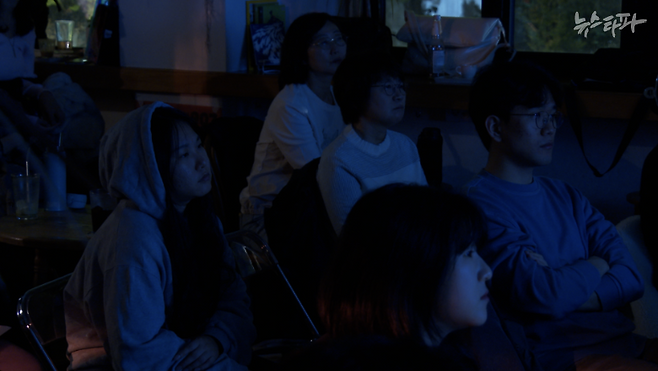 지난 22일, 서울 이태원에서 '이태원 참사'를 추모하기 위한 시민들의 자발적인 행사가 열렸다. 이날 행사에서 시민들은 다큐멘터리 영화 <이태원>을 봤다. 이태원 참사에 대한 편견과 2차 가해에 맞서, 이태원을 이해하기 위해서였다.&nbsp;