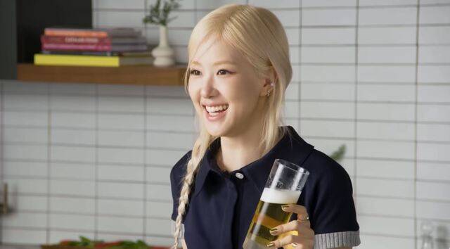 로제가 한국식 주류 문화인 ‘소맥’을 해외 유튜브 채널에서 소개하고 있다. Vogue 유튜브 영상 캡처