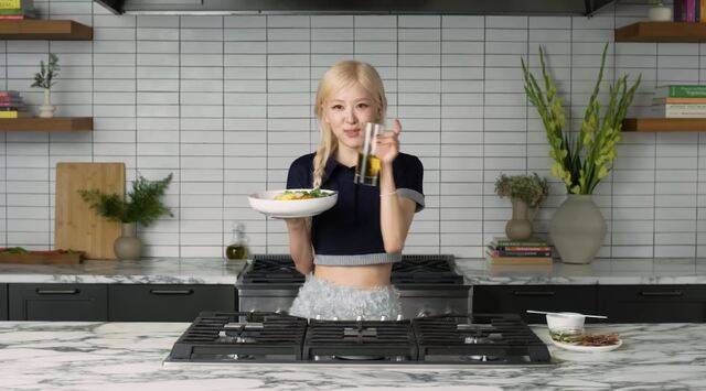 로제가 김치볶음밥과 소맥을 직접 만들어 먹는 모습. Vogue 유튜브 영상 캡처