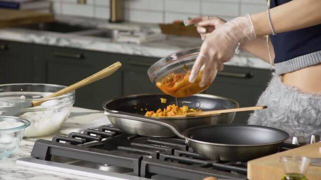 로제가 한국 스팸, 김치, 고추장, 김치국물 등을 넣고 ‘김치볶음밥’을 만들고 있다. Vogue 유튜브 영상 캡처