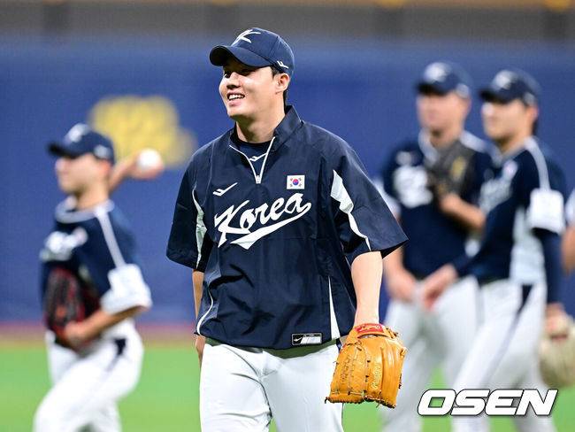 [OSEN=고척, 최규한 기자] 프리미어12를 준비하는 대한민국 야구 대표팀이 30일 오후 서울 고척스카이돔에서 훈련을 가졌다.프리미어12는 세계야구소프트볼연맹(WBSC)에서 개최하는 야구 국제대회로 WBSC 랭킹 상위 12개국이 모여 치르는 대회다. 한국은 2015년 열린 초대 대회에서 우승을 차지했고 2019년 대회에서는 준우승을 달성했다. 이번 대회에서는 9년 만에 우승 탈환을 노린다.&nbsp;대표팀에 합류한 임찬규가 동료들과 수비 훈련을 펼치고 있다. 2024.10.30 / dreamer@osen.co.kr