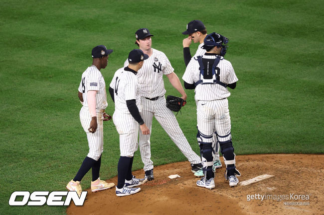 [사진] 뉴욕 양키스 게릿 콜이 마운드에서 야수들과 이야기를 나누고 있다. ⓒGettyimages(무단전재 및 재배포 금지)