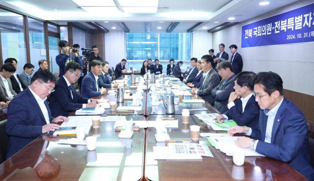 ▲31일 오전 국회에서 전북 국회의원들과 김관영 전북특별자치도지사 등이 예산정책협의회를 진행하고 있다. ⓒ전북도