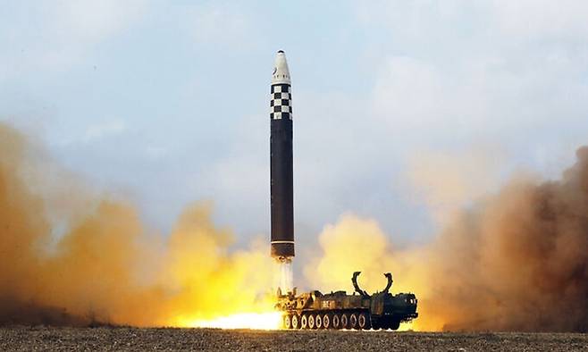 북한 대륙간탄도미사일(ICBM) 화성-17형. 노동신문·뉴스1