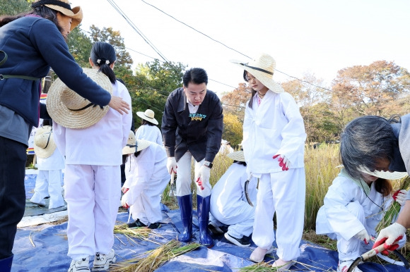 오언석(가운데) 서울 도봉구청장이 지난 25일 ‘무수골 논 추수한마당’ 행사에서 참가자들과 대화하고 있다. 도봉구 제공