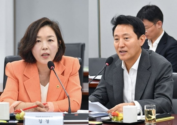 지난 29일 열린 서울시-서울시의회 시정현안 설명회에서 오세훈 서울시장에게 질의하는 김경 위원장