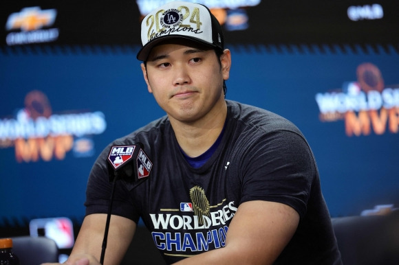 BBA-BBN-BBO-SPO-WORLD-SERIES-LOS-ANGELES-DODGERS-V-NEW-YORK-YA - NEW YORK, NEW YORK - OCTOBER 30: Shohei Ohtani #17 of the Los Angeles Dodgers talks to the media after the Dodgers defeated the New York Yankees 7-6 in game 5 to win the 2024 World Series at Yankee Stadium on October 30, 2024 in the Bronx borough of New York City.   Alex Slitz/Getty Images/AFP (Photo by Alex Slitz / GETTY IMAGES NORTH AMERICA / Getty Images via AFP)    <Copyright (c) Yonhap News Agency prohibits its content from being redistributed or reprinted without consent, and forbids the content from being learned and used by artificial intelligence systems.>