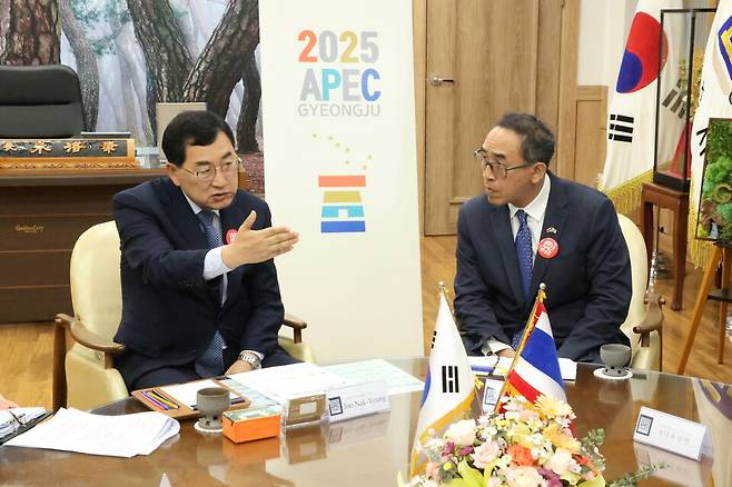 29일 주낙영 경주시장(왼쪽)이 타니 쌩랏 주한태국대사와 '2025APEC'을 비롯한 양국의 교류협력방안에 대해 이야기를 나누고 있다. ⓒ경주시