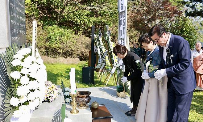 김동일 시장(오른쪽) 등이 만세보령지킴터 합동위령탑에서 호국영령을 기리는 모습 ⓒ보령시