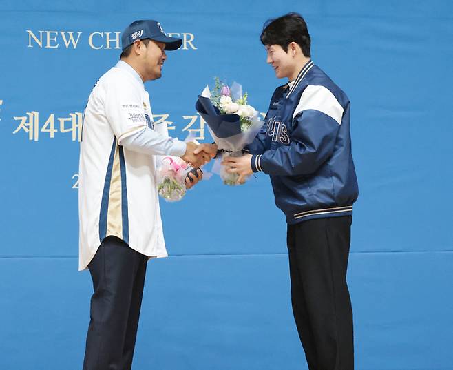 NC 박민우가 31일 오후 경남 창원시 마산회원구 마산종합운동장 올림픽기념관공연장에서 열린 이호준 신임 감독 취임식에서 꽃다발을 전달하고 악수하고 있다. 연합뉴스