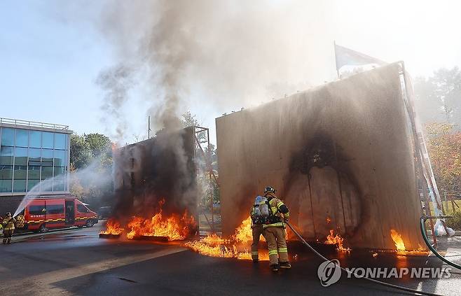 화재확산 방지 '수막설비' 공개 시연 (인천=연합뉴스) 임순석 기자 = 30일 오전 인천 서구 검단소방서에서 화재확산 방지 '수막설비' 공개 시연회가 열리고 있다. 
    이 수막설비는 공장 등 산업시설 밀집 지역의 건물 화재 시 확산 방지를 위해 건물 외벽에 스프링클러 형태로 설치해 물을 뿌려주는 시설로 복사열을 차단해 인근 건물로 화재 확산을 막아준다. 2024.10.30 soonseok02@yna.co.kr