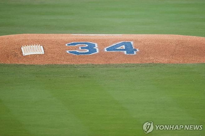 다저스타디움 마운드에 새겨진 페르난도 발렌수엘라의 등번호 34번 [AP=연합뉴스]