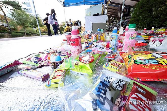 하늘나라 친구에게 보내는 과자 (광주=연합뉴스) 김혜인 기자 = 31일 광주 북구 신용동 한 아파트에서 학생들이 수거 차량에 치여 숨진 초등생을 추모하는 공간에 과자를 놓고 추모하고 있다. 전날 오후 1시 20분께 해당 아파트 단지 내에서 초등학생 1학년생이 후진하는 재활용품 수거 차량에 치여 숨졌다. 2024.10.31 in@yna.co.kr