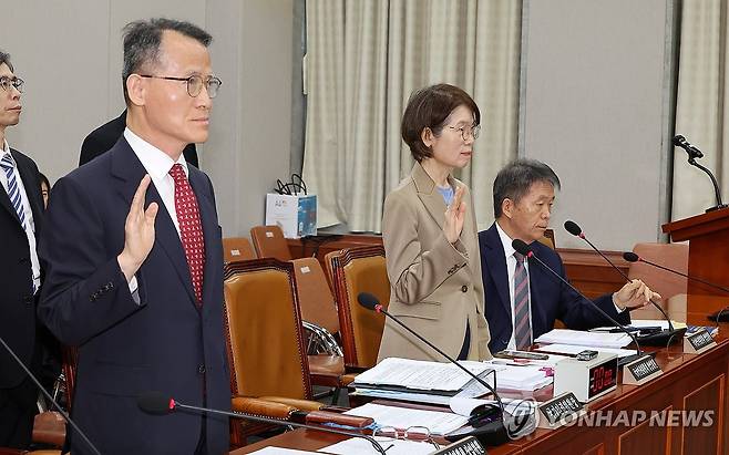 단체 선서 거부하는 김용원 국가인권위원회 상임위원 (서울=연합뉴스) 김주형 기자 = 31일 오전 국회에서 열린 국회 운영위원회의 국가인권위원회 등의 국정감사에서 김용원 국가인권위원회 상임위원(오른쪽)이 단체 선서 거부 입장을 밝히고 있다. 
    김 상임위원은 "형사소송법은 증인선서문을 낭독하고 서명날인하도록 되어 있을 뿐이지 무슨 합동결혼식마냥 집단선서를 하는 것을 예정하고 있지 않다" 며 별도로 선서를 했다. 2024.10.31 kjhpress@yna.co.kr