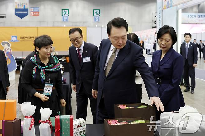 윤석열 대통령이 지난 31일 경기도 고양시 킨텍스에서 열린 '2024 소상공인대회'에서 전시 부스를 참관하고 있다. (대통령실 제공) 2024.10.31/뉴스1 ⓒ News1 송원영 기자