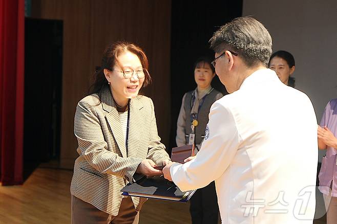 1일 대전을지대병원에서 '을지재단 68주년 기념식'이 열려 심사팀 김지영 팀장(왼쪽)이 김하용 원장으로부터 30년 근속상을 전달받고 있다. (대전을지대병원 제공)/뉴스1