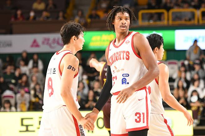 프로농구 공동 선두에 오른 서울 SK.(KBL 제공)