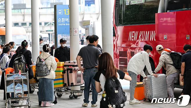 지난달 한국과 중국을 오간 항공 여객 수가 90만 명을 돌파하고, 중국의 국경절 연휴를 기점으로 중국 여행객이 더욱 증가할 전망이 나오면서 항공업계가 항공 노선을 증편하는 등 수요에 따라 탄력적으로 대응할 것으로 보인다. 19일 인천국제공항 제1여객터미널을 통해 입국한 단체관광객들이 단체버스를 탑승하고 있다. 2023.9.19/뉴스1 ⓒ News1 김도우 기자