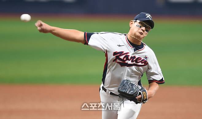 야구 국가대표팀 투수 김서현이 1일 고척스카이돔에서 열린 쿠바와 평가전 6회 역투하고 있다.  2024. 11. 1. 고척 | 최승섭기자 thunder@sportsseoul.com