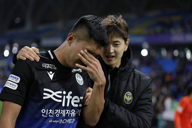 인천축구전용경기장/ K리그1/ 파이널B/ 인천유나이티드 vs 광주FC/ 인천 김동민/ 경기 종료/ 눈물/ 사진 정재훈