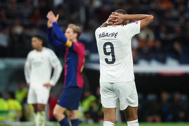 Real Madrid's French forward #09 Kylian Mbappe (R) reacts during the Spanish league football match between Real Madrid CF and FC Barcelona at the Santiago Bernabeu stadium in Madrid on October 26, 2024. (Photo by Pierre-Philippe MARCOU / AFP) <저작권자(c) 연합뉴스, 무단 전재-재배포, AI 학습 및 활용 금지>
