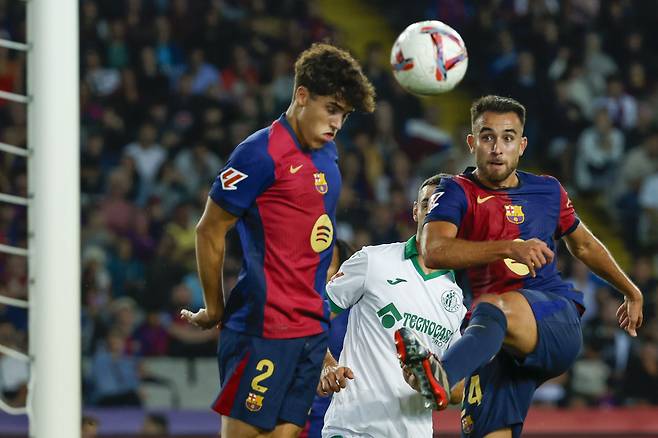 Barcelona's Eric Garcia, right, kicks the ball during a Spanish La Liga soccer match between Barcelona and Getafe at the Olympic stadium in Barcelona, Spain, Wednesday, Sept. 25, 2024. (AP Photo/Joan Monfort) <저작권자(c) 연합뉴스, 무단 전재-재배포, AI 학습 및 활용 금지>