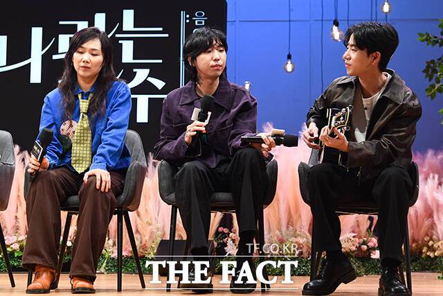 가수 안신애와 프로듀서 구름, 가수 자이로(왼쪽부터)가 1일 오전 서울 영등포구 KBS 신관 아트홀에서 열린 '나라는 가수 인 스페인' 제작발표회에서 깜짝 버스킹을 선보이고 있다. /서예원 기자