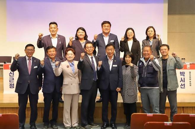 여주시의회 의원 연구단체인 ‘여주시 기후위기 대응 및 탄소중립  정책 연구모임’은 지난달 30일 ‘여주시  탄소중립 실현을 위한 정책 및 추진 과제’를 주제로 포럼을 마무리한 뒤 기념사진을 찍고 있다. ＜사진=여주시의회＞