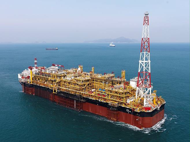 한화오션이 건조한 LNG-FPSO(부유식원유저장·하역설비)./한화오션