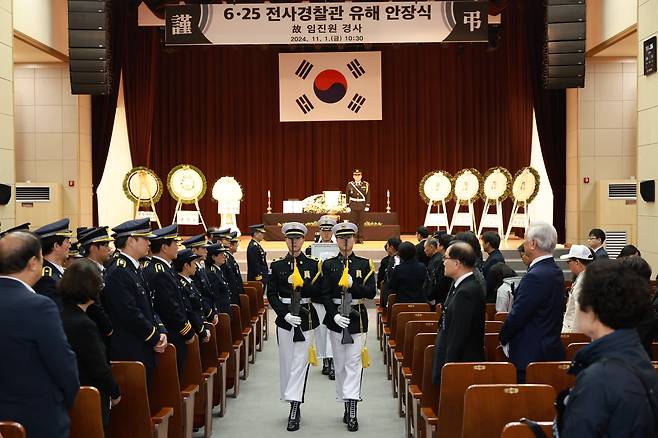 1일 서울 동작구 서울현충원에서 6·25 전사 경찰관인 고 임진원 경사 유해 안장식이 엄수되고 있다./경찰청