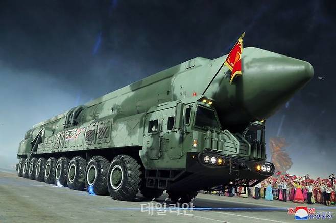 북한 열병식에 등장한 대륙간탄도미사일(ICBM)(자료사진) ⓒ조선중앙통신