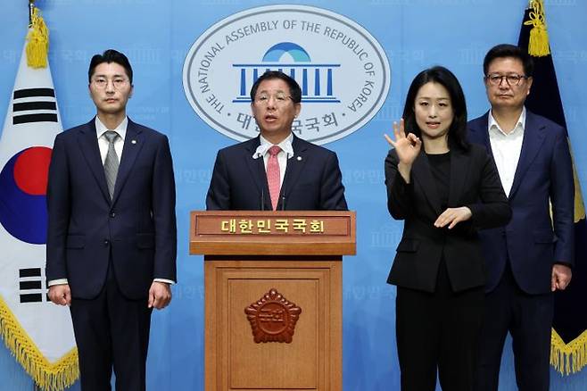 이상휘 국민의힘 미디어특별위원장(사진 왼쪽에서 두 번째)과 김장겸(사진 맨 오른쪽)·박준태 의원이 7월 1일 오전 국회 소통관에서 '방통위 2인 체제 합법성 인정 헌법재판소 결정' 관련 기자회견을 하고 있다. ⓒ뉴시스