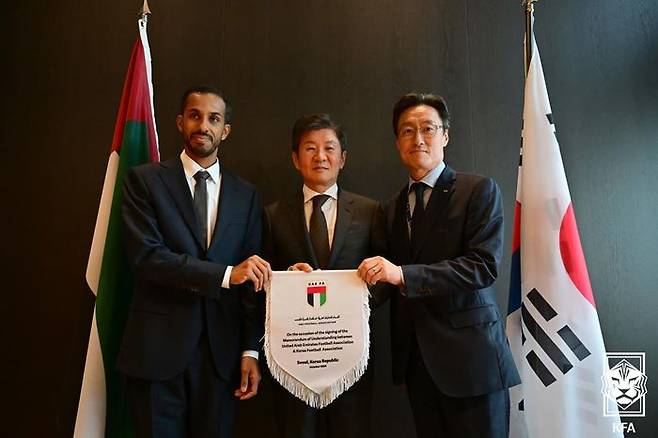 UAE 축구협회와 대한축구협회의 MOU를 체결하는 UAE 축구협회 모하메드 하잠 알 다헤리 사무총장, 대한축구협회 정몽규 회장, 전한진 경영본부장. ⓒ 대한축구협회