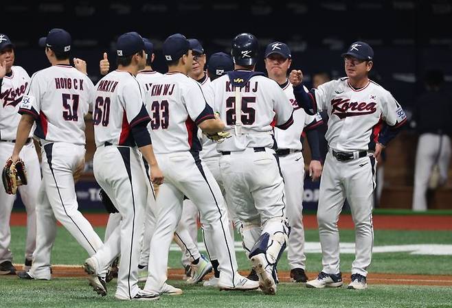 1일 서울 고척스카이돔에서 열린 2024 WBSC 프리미어12 한국 야구대표팀과 쿠바의 1차 평가전서 2-0으로 승리한 한국 류중일 감독이 선수들과 자축하고 있다. ⓒ 뉴시스