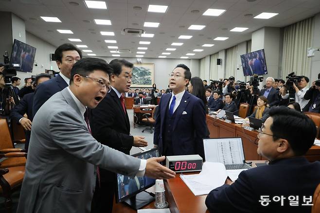 국민의힘 의원들이 박찬대 운영위원장에게 의사진행 발언과 증인 선서와 관련해 항의하고 있다. 박형기 기자 oneshot@donga.com